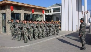 鳴翠湖員工軍訓(xùn)，英姿颯爽展風(fēng)采！