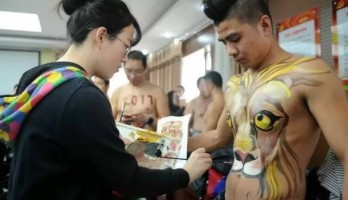 真的脫光了！鳴翠湖“光身彩繪跑”上演美女與野獸...